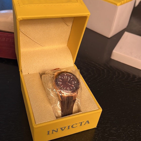 Invicta Women’s maroon rubber band with rose gold - Picture 7 of 7